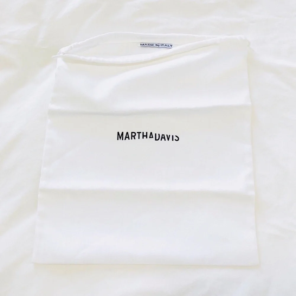 Auth. Martha Davis Dust/Shoe Travel Drawstring White Bag 12.5 in. x 11 in. EUC